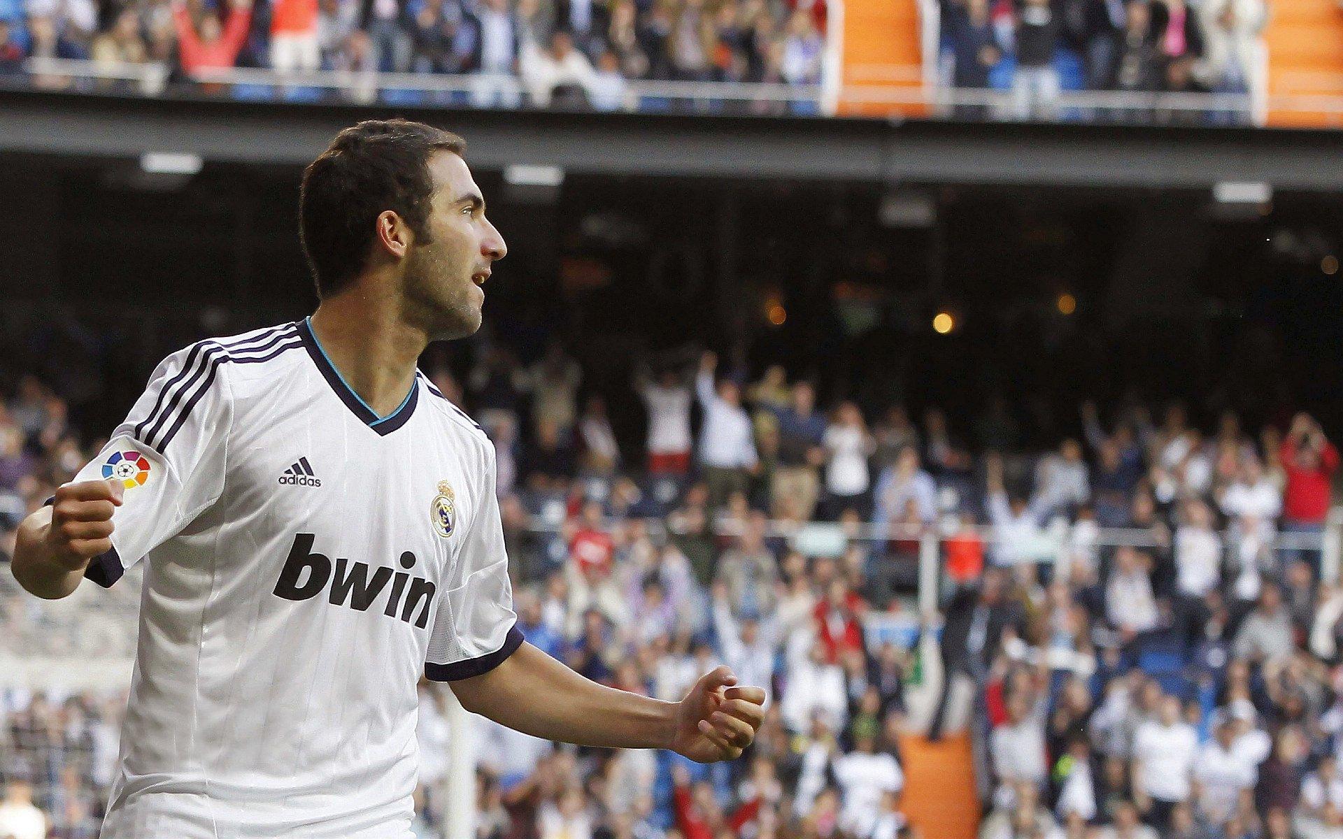 中国短道速滑队世锦赛夺金 展现冰上速度与团队力量