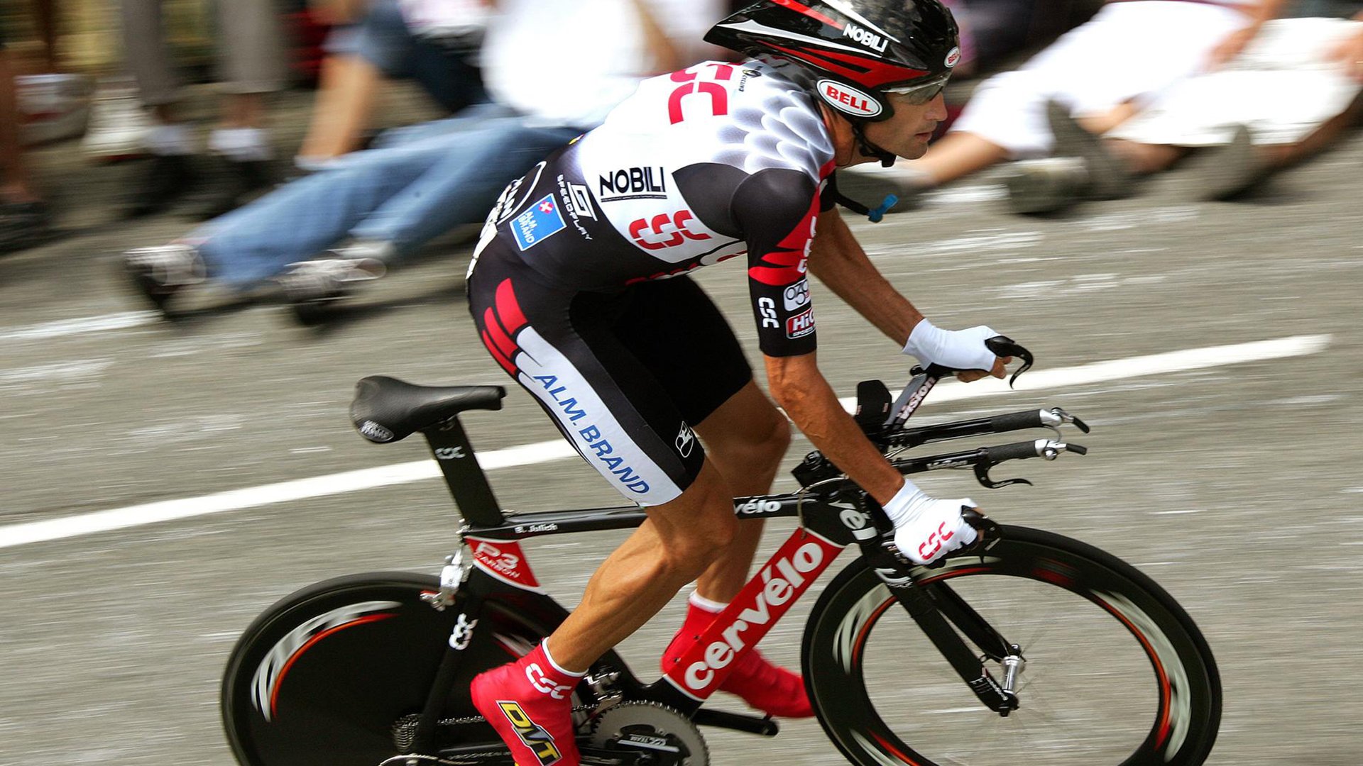 短跑新星闪耀全国田径锦标赛，破纪录夺冠引轰动